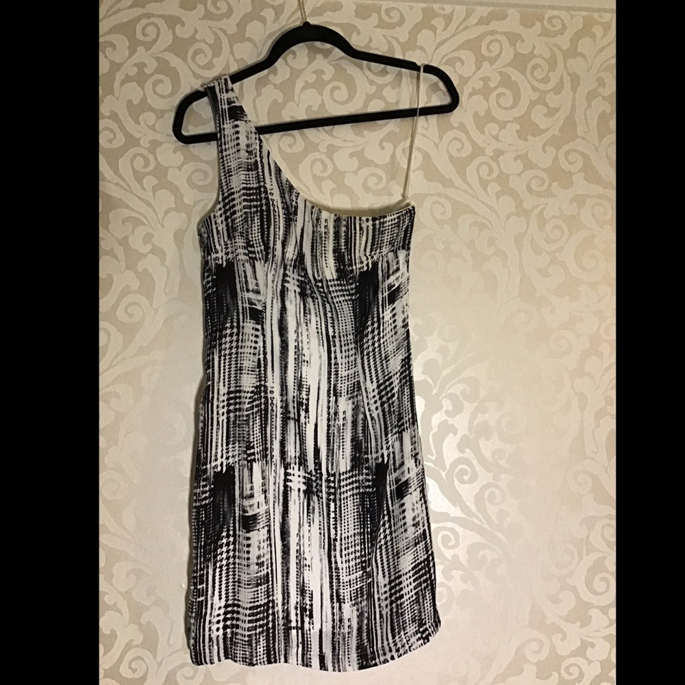 Maloom Black and White One Shoulder Dress - Picture 5 of 6